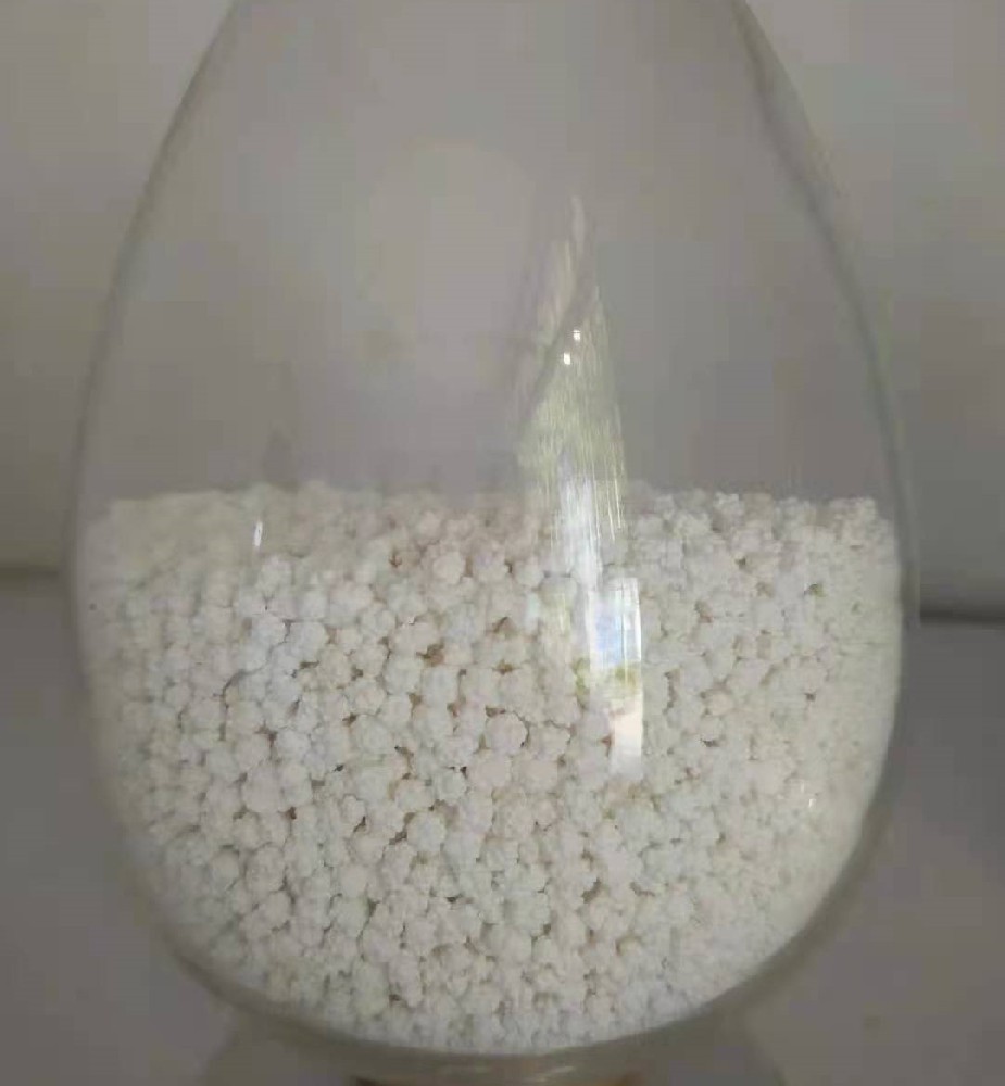 Anhydrous calcium chloride spheres
